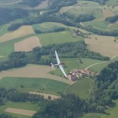 Flugwegposition um 14:46:44: Aufgenommen in der Nähe von Gemeinde Prambachkirchen, Österreich in 1374 Meter